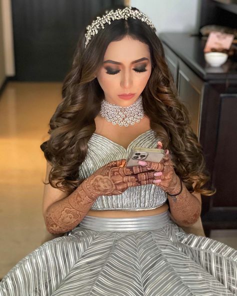 Messy Bridal Curls For Open Hair, Hair Accessories With Gown, Sangeet Look Brides Hairstyle, Gown With Hairstyle, Lehnga Hairstyles Open Hair, Lehnga Hairstyles Wedding Reception, Jooda Hairstyle, Hairstyle For Reception Indian, Reception Hairstyles Indian Brides Gown