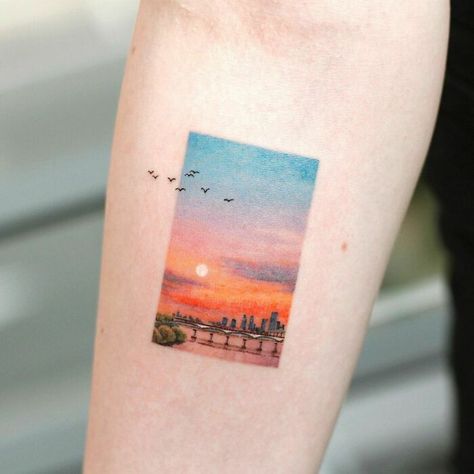 Sunset Sky Tattoo, Abstract Sunset Tattoo, Sky Tattoo Small, Colored Tattoos, Sunset Tattoo, Sky Tattoos, Tatuagem Masculina Pequena, Sunset Tattoos, Circle Tattoos