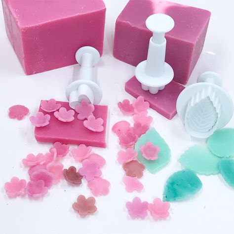 Soap Carving Patterns, Cold Process Soap Designs, Savon Diy, Easy Soap Recipes, Soap Flowers, Handmade Soap Recipes, Pretty Soap, Handmade Bouquets, Soap Carving