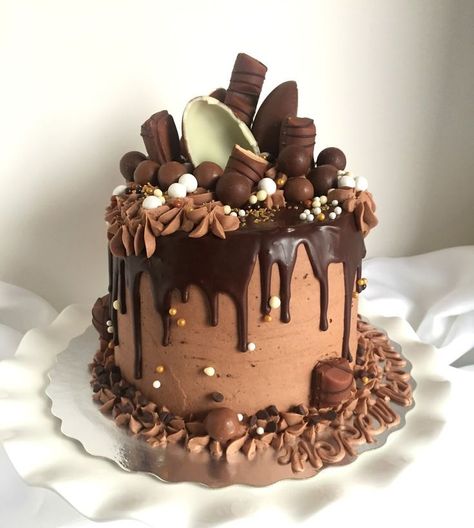 Torte Creative, Chocolate Cake Designs, Chocolate Drip Cake, 18th Birthday Cake, Chocolate Cake Decoration, Birthday Cake Chocolate, Chocolate Drip, Chocolate Icing, Chocolate Decorations