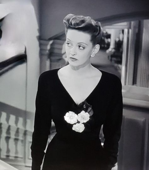 Now Voyager 1942, Now Voyager, Sterling Hayden, Pretty Costume, Bette Davis, Vintage Elegance, Romantic Movies, Vintage Clothes, Classic Movies