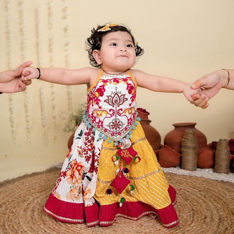 ✨ Red Floral Bandhani Flared Lehenga Choli ✨ Comfort meets style with Halemons! Designed for kids aged 0-10 years, our festive Chaniya Choli outfits are crafted from 100% pure Handloom fabric. Add a touch of festive vibes to your kid’s wardrobe and make this festive season special with Halemons. 🎉👶 #halemons #halemonskids #festiveseason #festive2024 #newcollection #rakhioutfit #rakhi2024 #navratri2024 #rakhicelebration #ethnicwear #festivefashion #indianfestivewear Flared Lehenga, Chaniya Choli Designs, Handloom Fabric, Choli Designs, Elegant Maxi Dress, Under One Roof, Chaniya Choli, Bundle Of Joy, Ethnic Wear