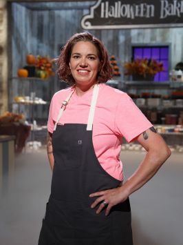 Michelle Antonishek : A former chef in New York and Chicago, Michelle left the big city behind to raise her kids in the countryside. She's now the executive pastry chef at Los Cuernos Ranch in Cotulla, Texas, and she's here to prove she can still compete with big-city bakers. Halloween Baking, The Big City, Halloween Movies, Pastry Chef, Big City, The Seven, Food Network Recipes, To Win, Pastry