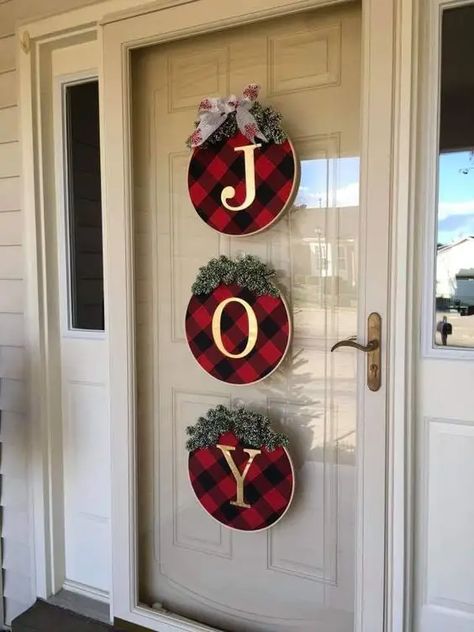 50+ Easy DIY Outdoor Christmas Decorations for Your Yard in 2023 - Holidappy Natal Country, Christmas Stockings Diy, Christmas Porch, 자수 디자인, Farmhouse Christmas Decor, Christmas Wreaths Diy, Country Christmas, Christmas Door, Plaid Christmas