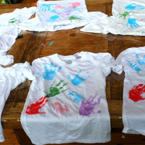 These hand print t-shirts are perfect for a coach, a camp counselor, a teacher, grandparents, parents, babysitters, cousins, birthday parties .. you name it! Such a simple and easy craft for kids, but such a meaningful keepsake! Diy Camp Shirts Craft Ideas, Hand Print Tshirt Ideas, Handprint Tshirt Ideas, Kindy Graduation, Hand Print Shirt, Lottie Moon, Hand Printed Shirt, Grandma Camp, Backyard Party Games