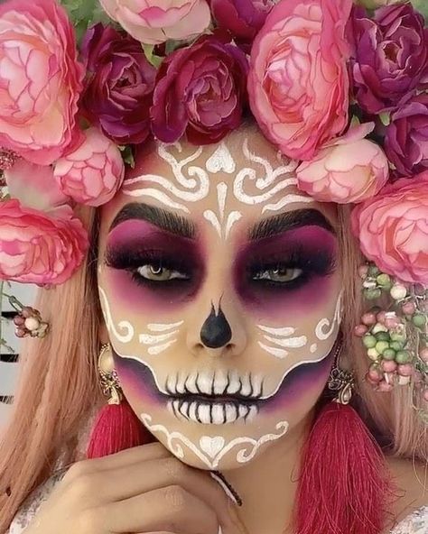 Makijaż Sugar Skull, Makeup Dia, Catrina Makeup, Muertos Makeup, Maquillage Halloween Simple, Beautiful Halloween Makeup, Halloween Makeup Sugar Skull, Skull Face Paint, Dead Makeup