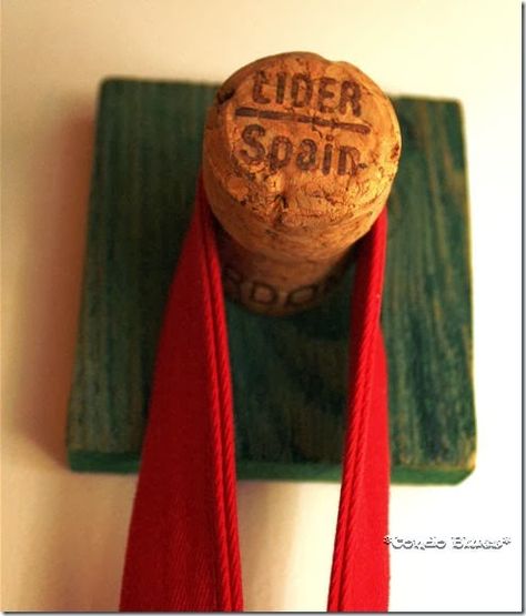 Champagne Cork Crafts, Wine Cork Candle, Wine Cork Diy Projects, Cork Diy Projects, Wine Cork Wreath, Wine Cork Projects, Cork Crafts Diy, Wine Cork Diy Crafts, Wine Cork Diy