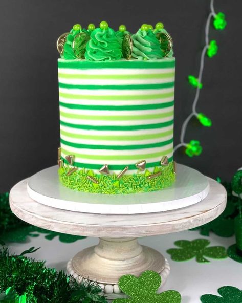 Fancy Cake Ideas, Cakes Decorating Ideas, Cakes Fancy, St Patricks Day Cakes, Striped Cake, Cake Hacks, Saint Patties, St Patrick's Day Crafts, Just Bake