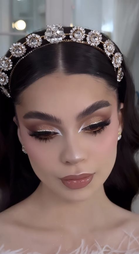 Mexican Bride Makeup, Beige Eyeshadow Looks, Xv Makeup Ideas, Quinceanera Makeup Natural, Make Up Novia, Peinados Para Graduacion Sueltos, Buchona Makeup, Pearl Eye Makeup, Xv Makeup