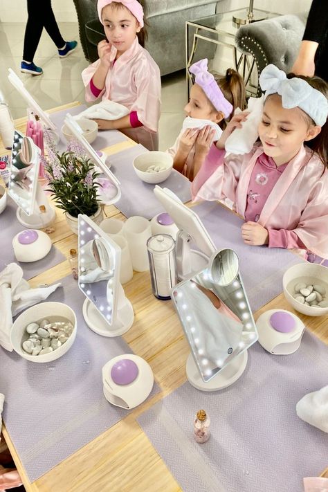 Spa Party Photoshoot, Beauty Salon Birthday Party Ideas, Spa Theme Party Ideas, Spa Party Desserts, Spa Balloon Ideas, Spa Tent Party, Nail Spa Birthday Party For Kids, Hair And Makeup Birthday Party, 6th Birthday Spa Party Ideas