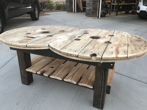 Wire Spool Coffee Table, Table Made From Spool Cable Reel, Wooden Spool Coffee Table, Wood Spool Ideas Diy Projects, Large Spool Projects, Wood Spool Ideas, Cable Spool Ideas Diy, Wire Spool Ideas Diy, Cable Spool Ideas