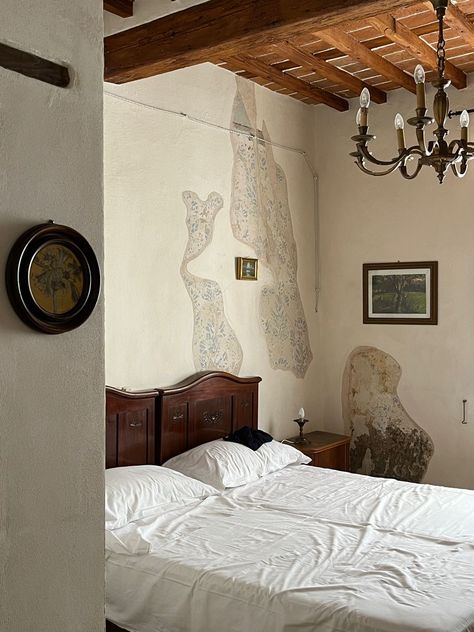 Bedroom Italian Style, Vintage Italian Bedroom, Italian Room Aesthetic, Italian Apartment Aesthetic, Italian Bedroom Decor, Italian Villa Bedroom, Italian Style Bedroom, Italian Bedrooms, Italian Bedroom Aesthetic