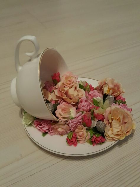 Teacup Centerpieces Vintage, Silver Tea Pot Centerpieces, Tea Cup Centerpieces Vintage, Tea Cup Wedding Decor, Tea Cup And Saucer Crafts, Tea Party Centerpiece Ideas, Tea Centerpieces, Tea Cup With Flowers, Tea Decorations