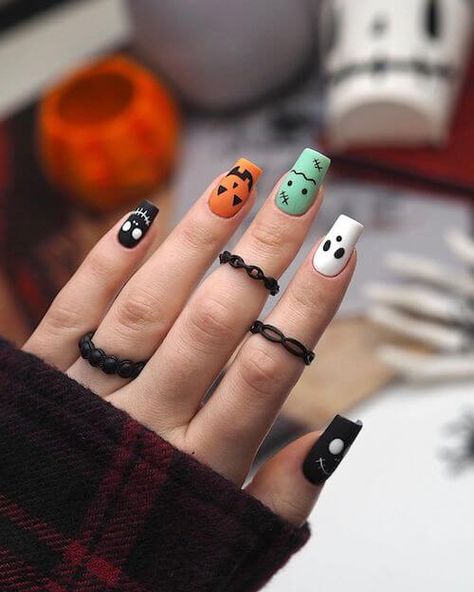 70+ Easy Halloween Nails For Beginners [2023] For A Spooky And Stylish Halloween Oval Shaped Halloween Nails, Holloween Nails Acrylic Short, Simple Halloween Nails Short, Cute Halloween Nails Short, Swaggy Nails, Ongles Gel Halloween, Zombie Nails, Nail Art Halloween, Cartoon Nails