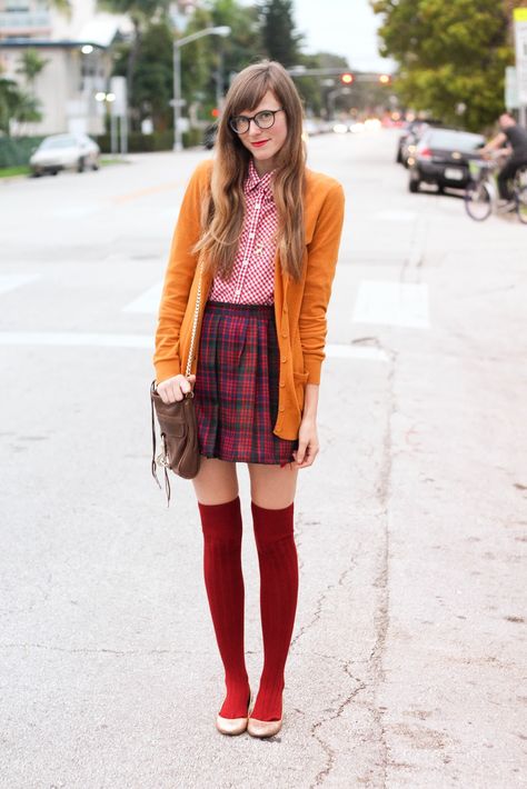 plaid, please.: Steffys Pros and Cons | A NYC Personal Style, Travel and… Nerdy Girl Outfits, Knee Socks Outfits, Geek Chic Outfits, Nerdy Style, Librarian Style, Geek Chic Fashion, Nerd Outfits, Estilo Hipster, Hipster Chic