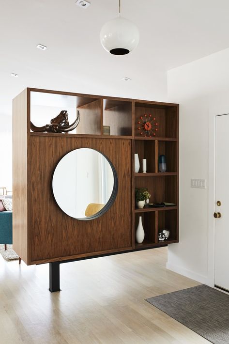 To break up the long living room, the architect created a walnut bookcase at the entrance of a 1950s ranch house in Chicago. via dwell Ranch Decor Living Room, 1950s Ranch House, Entrance Foyer Design, Butterfly Roof, Long Living Room, Walnut Bookcase, Palm Springs Style, Kitchen Sink Design, Ranch Decor