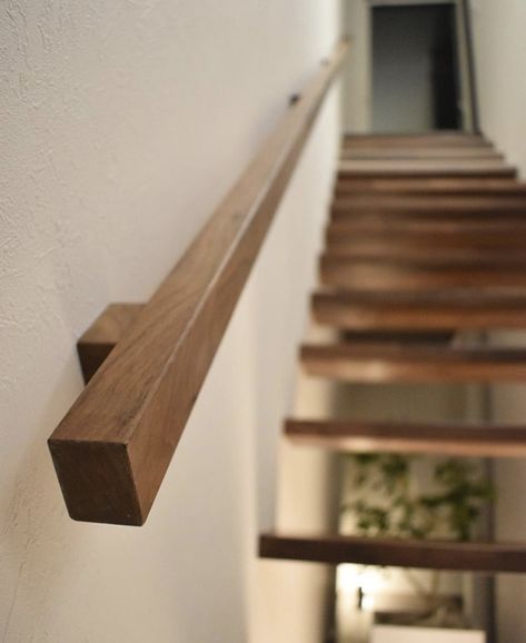 Minimalist Stair Railing Modern, Wooden Hand Railings For Stairs, Floor Boards On Walls, Wood Handrails For Stairs Indoor, Basement Stairs Handrail Ideas, Indoor Stair Handrail Ideas, Modern Hand Railings For Stairs, Low Profile Stair Railing, Modern Handrails For Stairs Wood