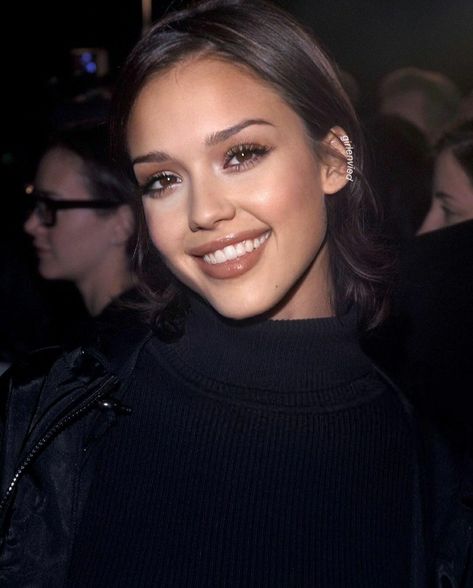 Light 90s Makeup, Bronze Latina Makeup, 90s Womens Makeup, 90s Makeup Brown Eyes, 90s Celebrity Makeup, Jessica Alba 2000s Makeup, 90s Inspo Makeup, Jessica Alba Makeup Looks, 2000s Model Makeup