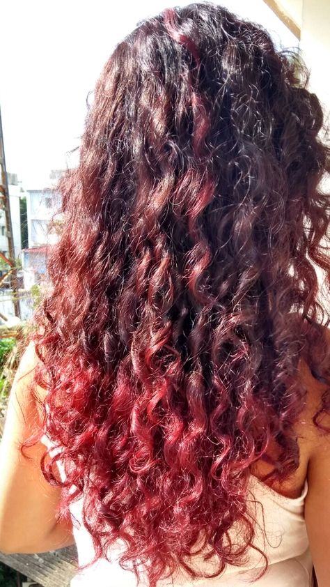 Purple Red Ombre on curly hair Hair Dye For Wavy Hair, Curly Hair Dye Purple, Curly Dyed Hair Natural Curls Red, Dyed Curly Hair Ideas Colour Red, Red Highlights Curly Hair, Dyed Curly Hair Ideas Colour, Ombre Red Hair, Curly Hair Ombre, Red Hair Ideas