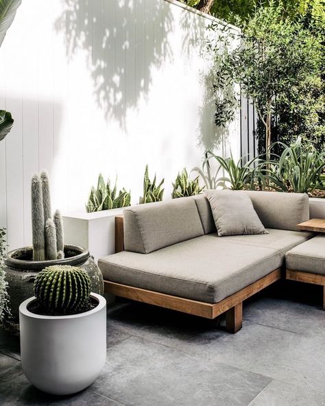 The Tribù Pure Sofa sitting nicely in this contemporary rustic courtyard design by @harrisonslandscaping 🙌🏼 ___ #landscapedesign… Terrasse Design, Rustic Planters, Courtyard Design, Casa Country, Rustic Contemporary, Terrace Design, Outdoor Lounge, Outdoor Design, 인테리어 디자인