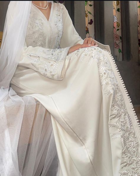 White Caftan, Modest Bridal Dresses, Aesthetic Culture, Morrocan Fashion, Modest Bride, Moroccan Clothing, Embroidered Wedding Dress, Eid Outfits, Culture Fashion