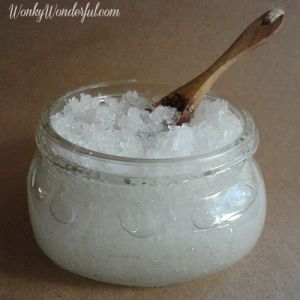 "...1 cup Salt with 1/4 cup Coconut Oil and 1/4 cup Vitamin E Oil... Then add 3-4 drops of Essential Oil for fragrance and stir it up." Diy Coconut, Homemade Scrub, Diy Kosmetik, Foot Scrub, Diy Scrub, Scrub Recipe, Diy Spa, Homemade Bath Products, Salt Scrub