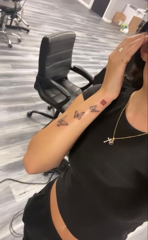 Female Tats Ideas, Tattoos On The Wrist For Women, Butterfly Tattoo Black Women Arm, Butterfly Tattoo Designs Black Women, Butterfly Body Tattoo, Baddie Tattoos Arm Small, Small Tattoos Black Women Arm, Small Arm Tattoos For Black Women, Baddie Henna Tattoo