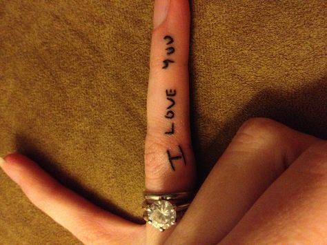 "I love you" tattoo in my husbands handwriting. Hand Written Tattoos, Font Tato, Handwriting Tattoos, Random Tattoos, Husband Tattoo, Love Yourself Tattoo, Canvas Inspiration, Cursive Tattoos, Writing Tattoos