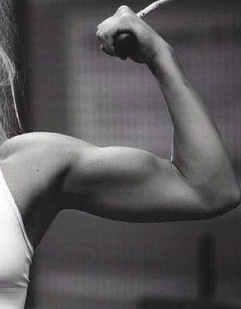 Women Arm Muscles Inspiration, Womens Arms Muscles, Gym Aesthetic Muscle Women, Tone Abs Women Picture, Gym Aesthetic Weightlifting, Female Muscle Aesthetic, Arm Muscles Women Aesthetic, Women Strong Arms, Arm Day Aesthetic