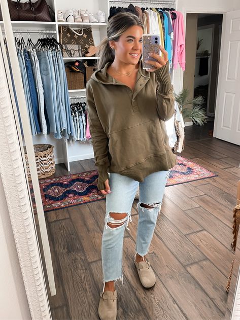 Sweater With Sandals Outfit, Cute Winter Outfits 2023 Women, Womens Mom Jeans Outfit, Women’s Cute Casual Outfits, Mom Jeans With Clogs, Womens Clogs Outfit, Women’s Birkenstock Clogs, Mommy Fall Outfits, Fall 2024 College Outfits