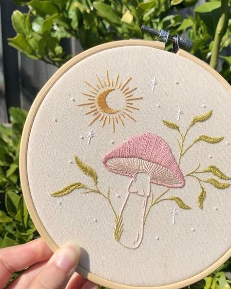 Embroidery Patterns Mushrooms, Easy Mushroom Embroidery, Mushroom Embroidery Designs, Small Embroidery Designs Simple, Embroidery Easy Designs, Easy Beginner Embroidery Pattern, Waldorf Embroidery, Embroidery Mushrooms Simple, Embroidery Designs Beginner