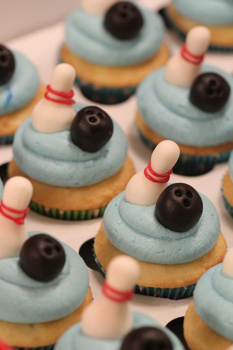 Bowling Party Cupcakes, Name Cupcakes, Bowling Party Themes, Bowling Party Favors, Bowling Cake, Kids Bowling, Bowling Birthday Party, Birthday Party Cups, Bowling Party