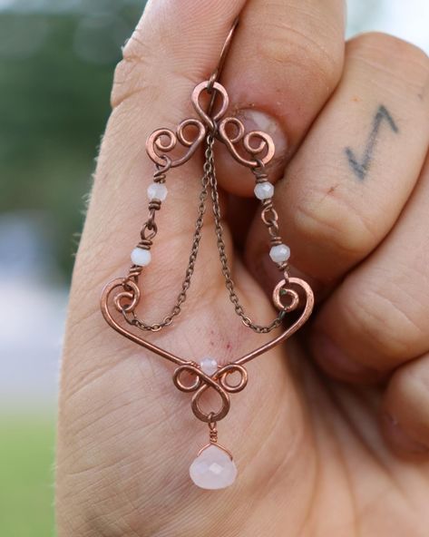 Copper x Rose Quartz Chandelier Earrings This was my first time making a design like this and I absolutely love how it turned out! They look very antique to me in an old way if that makes sense…🤣 You can find these earrings listed on my website with over a hundred other times I have on there!🫶🏼 • • • • • • #crystalearrings #crystaljewelry #wirewrappingjewelry #copperjewelry #copperwirejewelry #wireweaving #crystalearrings #rosequartzjewelry #rosequartzearrings #chandelierearrings #handmade... Quartz Chandelier, Bridesmaids Earrings, Diy Jewelry Earrings, Rose Quartz Jewelry, Wire Jewelry Designs, Basic Jewelry, Ocean Jewelry, Handmade Jewelry Tutorials, Earring Ideas