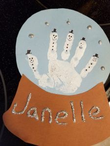 Snow Globe Handprint, Baby Christmas Crafts, Winter Crafts Preschool, December Crafts, Baby Art Projects, Christmas Crafts For Toddlers, Preschool Christmas Crafts, Crafts Preschool, Toddler Arts And Crafts