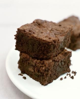 Replace Egg/Oil with 1/2 cup of FF Greek Yogurt - using Ghiradelli Brownie mix - results in 4pt brownies! Low Fat Brownies, Brownie Vegan, Perfect Brownies, Chocolate Chip Brownies, Bean Brownies, Protein Brownies, Chocolate Fudge Brownies, Vegan Brownie, Food Articles