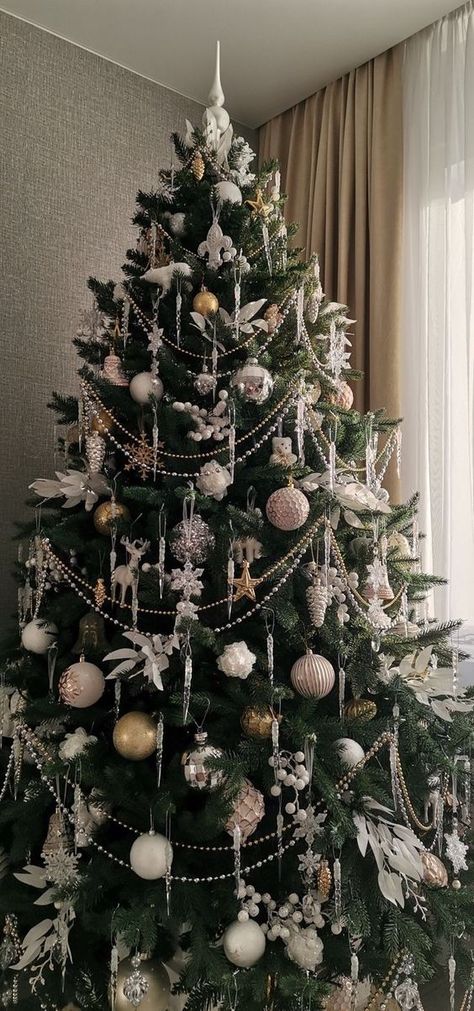 New Year Tree Decoration 2023, Boujee Christmas Tree, Christmas Tree Themes Colors 2023, Real Christmas Tree Decorated Ideas, Christmas Tree Decorations 2024, Modern Christmas Tree Ideas 2023, Christmas Tree Inspo 2023, Christmas Tree 2023 Trends, Christmas Tree Astethic