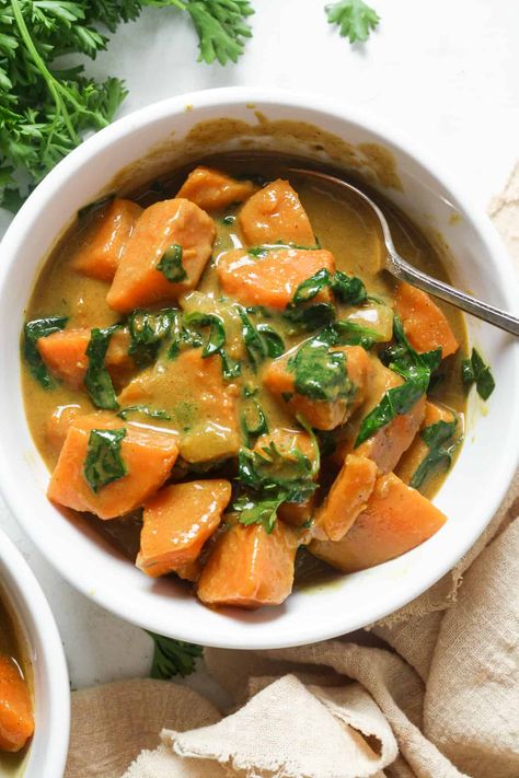 This sweet potato curry is hearty, flavorful and healthy! It is made in one pot and comes together quickly and easily. Easy Curry Recipe, Potato Curry Recipe, Organically Addison, Recipe With Spinach, Butternut Squash Curry, Cooking Curry, Curry Recipes Easy, Cubed Sweet Potatoes, Sweet Potato Curry