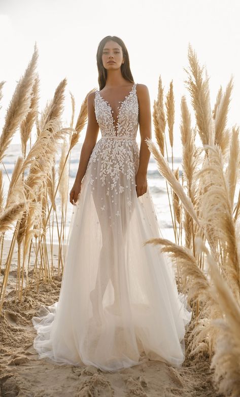 Princess Wedding Gown, Bohemian Wedding Dress Lace, Neck Wedding Dress, Tulle Maxi Dress, Gown Plus Size, Wedding Dress Fabrics, Bohemian Wedding Dresses, A Wedding Dress, Gowns Of Elegance