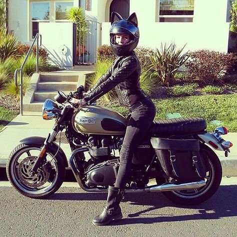 Harley Helmets, Womens Motorcycle Helmets, Chicks On Bikes, Cafe Racer Girl, Female Biker, Motorbike Girl, Motorcycle Types, Hot Bikes, Womens Bike