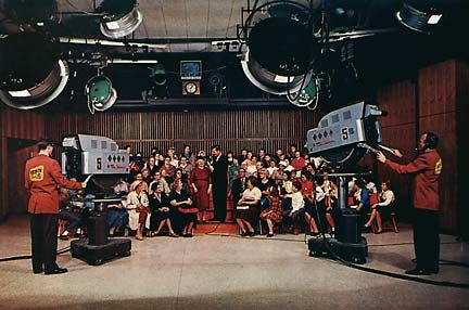 sit in a TV audience Live Audience, 70s Talk Show Set, Sitting In Movie Theatre, Public Access Tv, Live Studio Audience, Stage With Audience, Audience Theatre, 60s Tv, Newlywed Game