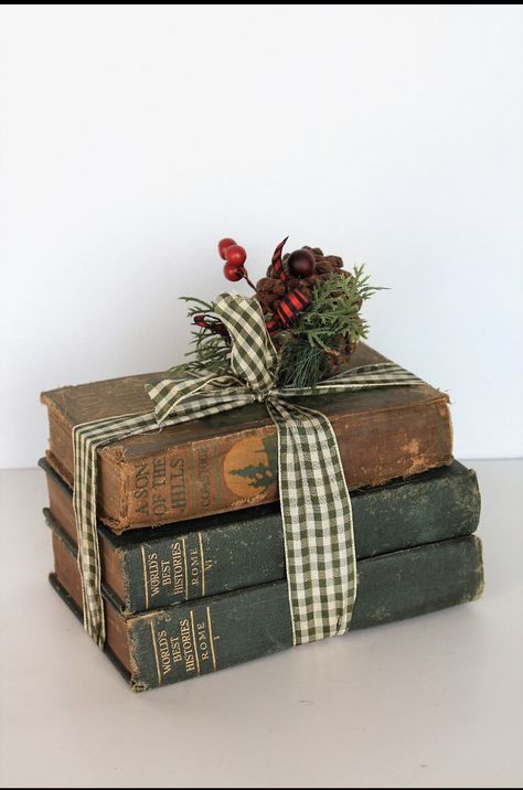 Vintage Christmas Decor Ideas Sheet Music, Christmas Decor Ladder, Old Book Crafts Christmas, Christmas Book Case Decorations, Christmas Book Shelves, Decorating Bookcases For Christmas, Christmas Book Decorations, Christmas Book Decor, Diy Vintage Christmas Decor