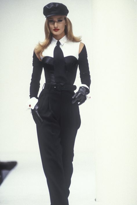 Dolce And Gabbana Runway, Karen Mulder, 90s Runway Fashion, Runway Fashion Couture, Mode Inspo, Runway Show, Stage Outfits, Look Chic, Couture Fashion