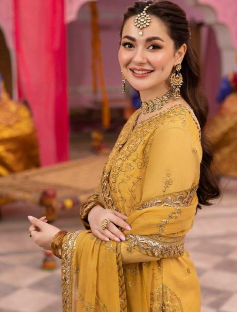 Indian Poses, Lara Craft, Haniya Amir, Indian Fits, Hania Aamir, Embroidered Paper, Hania Amir, Asim Jofa, Punjabi Dress