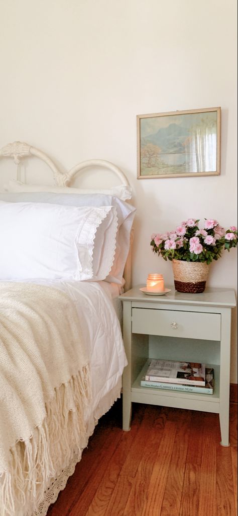 Wildflower Inspired Bedroom, Feminine Cottage Decor, Southern Chic Bedroom, White Floor Bedroom Ideas, Pastel Vintage Bedroom, Romantic Home Decor Style, Neutral Colorful Bedroom, Girly Neutral Bedroom, Dainty Home Decor