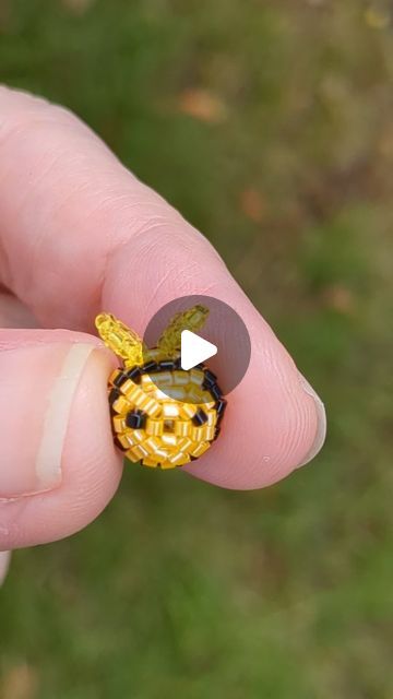 BeadCrumbsHawaii Instagram Honey Bees, July 28, Bead Patterns, Bead Designs, Beading Patterns, Seed Beads, Honey, Bee, Beads