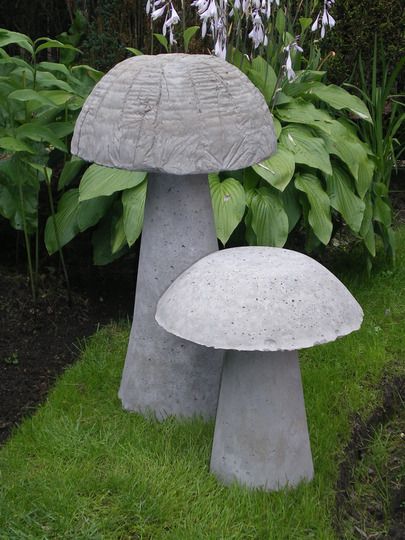 Plastic bowl, large paper cup and Pam. Mushroom Projects, Cement Garden, Garden Mushrooms, Outdoor Crafts, Concrete Garden, Concrete Projects, Topiaries, Unique Gardens, Concrete Diy