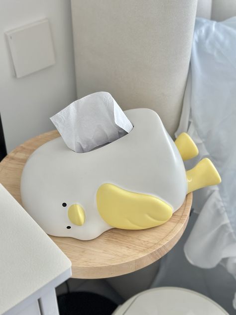 Made with high-quality ceramic, this tissue box features a playful design of a lazy duck. Add a touch of personality to your space while conveniently keeping tissues within reach. Say goodbye to boring tissue boxes and hello to a charming conversation piece. Guaranteed to make you smile! Material:CeramicSize:28.5cm(L)*19cm(W)*12cm(H) (1 inch=2.54cm) Cute Tissue Holder, Cute Duck Decor, Cool Things To Add To Your Room, Cute Clay Room Decor, Duck Home Decor, Room Decor Items Bedrooms, Cute Items Aesthetic, Cute Decor For Your Room, Cute Room Accessories