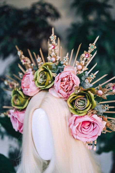 perfect flower halo for maternity photo shoot 💚🌸✨

#carbickovacrowns #carbickova #fridakahlo #beyonce #halo #halocrowns #halocrown #haloheadlights #haloheadband #flowercrown #flowerheadband #flowerheadpiece #flowers #flower #flowertiara #spring #springfashion #springphotoshoot #maternityphotography #festivalfashion #coachella #jewelry #jewellery #jewelryaddict Beyonce Halo, Flower Halo Headband, Coachella Jewelry, Diy Floral Crown, Photo Shoot Maternity, Pregnancy Photo Shoot, Floral Headdress, Goddess Crown, Festival Headband