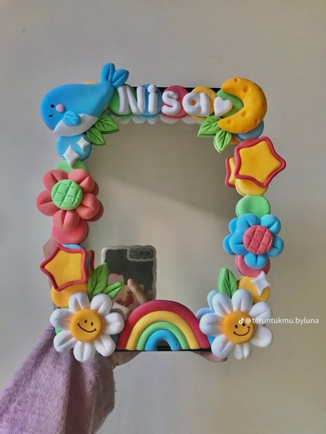 Mirror Art With Clay, Clay Mirror Art Diy, Clay Mirror Decor, Mirror Decorating Ideas With Clay, Mirror And Clay Art, Mirror Decor With Clay, Clay Crafts Mirror, Moldit Clay Art Easy, Clay Mirror Ideas