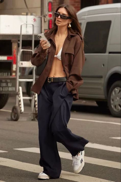 Emrata Street Style, Emrata Outfits, Emrata Style, Flight Outfit Airport Style, Travel Outfits For Women, Best Travel Outfits For Women, Chic Airport Outfit, Airport Outfit Ideas, Emily Ratajkowski Outfits